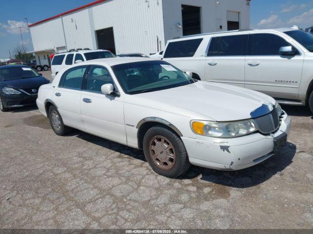  Salvage Lincoln Towncar