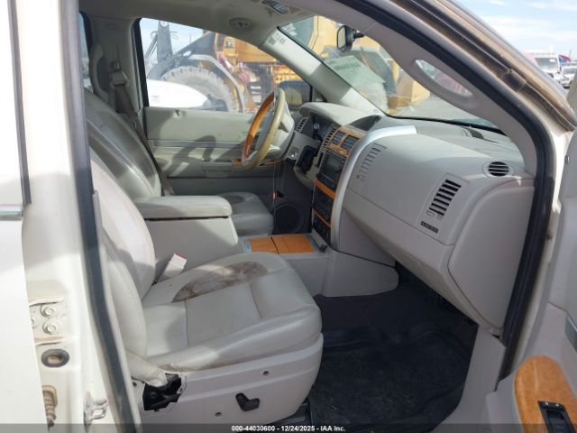 Chrysler Aspen Limited Image 3