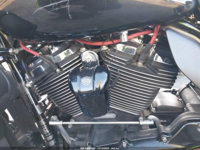 Harley-Davidson Fltrk Image 13